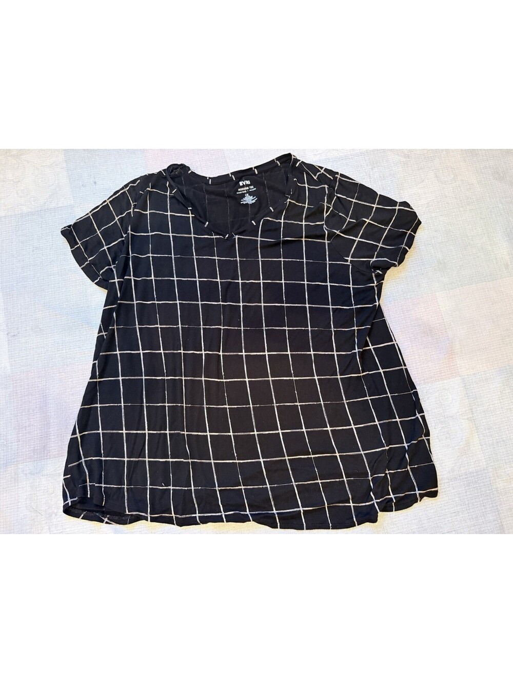 EVRI Modern Tee Womens 1X Black White Grid V Neck Plus Size